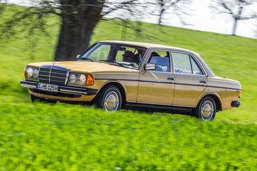 Mercedes-Benz 230 der Baureihe 123. Fahraufnahme von links vorn. (Fotosignatur der Mercedes-Benz Classic Archive: D291353) Mercedes-Benz 230 of the 123 model series. Driving shot from left front. (Photo index number in the Mercedes-Benz Classic Archive: D291353)