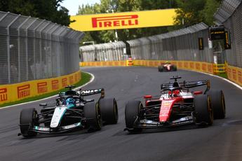 MELBOURNE, AUSTRALIA - MARCH 08: George Russell of Great Britain driving the (63) Mercedes AMG Petronas F1 Team W17 and Charles Leclerc of Monaco driving the (16) Scuderia Ferrari SF-26 battle for the lead during the F1 Grand Prix of Australia at Albert Park Grand Prix Circuit on March 08, 2026 in Melbourne, Australia. (Photo by Joe Portlock/Getty Images)