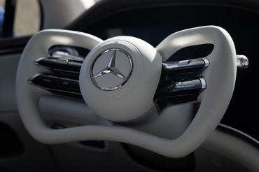 Steer-by-Wire wird Realität bei Mercedes-Benz: völlig neuartiges Lenkgefühl kombiniert mit maximaler Sicherheit Steer-by-wire becomes reality at Mercedes-Benz: a completely new steering experience combined with maximum safety