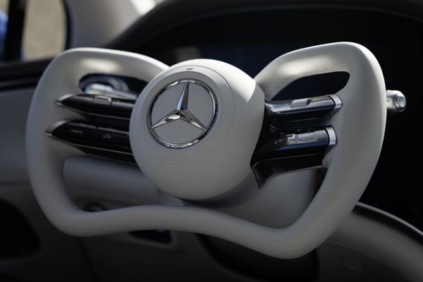 Steer-by-Wire wird RealitÃ¤t bei Mercedes-Benz: vÃ¶llig neuartiges LenkgefÃ¼hl kombiniert mit maximaler Sicherheit Steer-by-wire becomes reality at Mercedes-Benz: a completely new steering experience combined with maximum safety